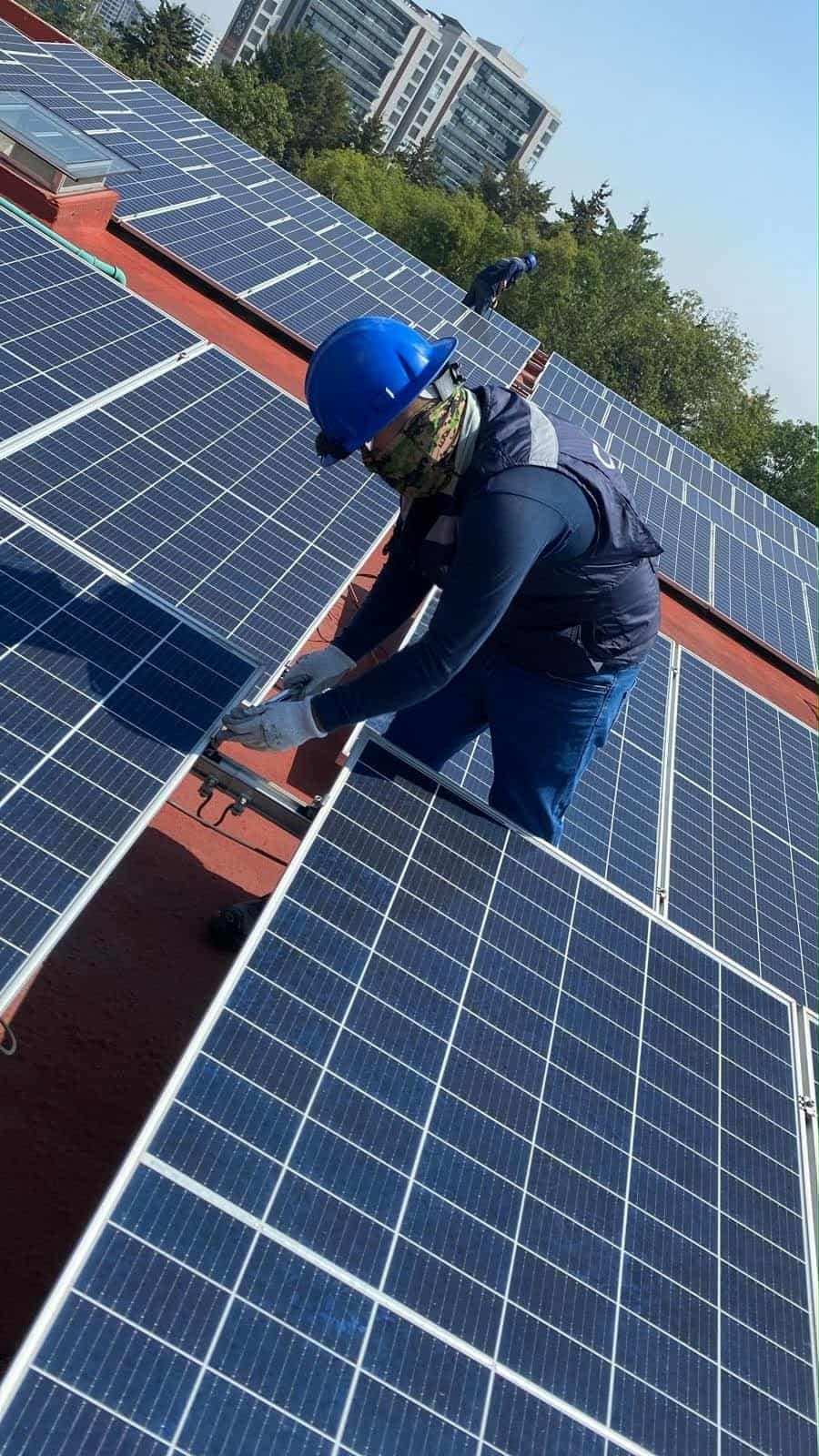 Instalación solar en campo abierto